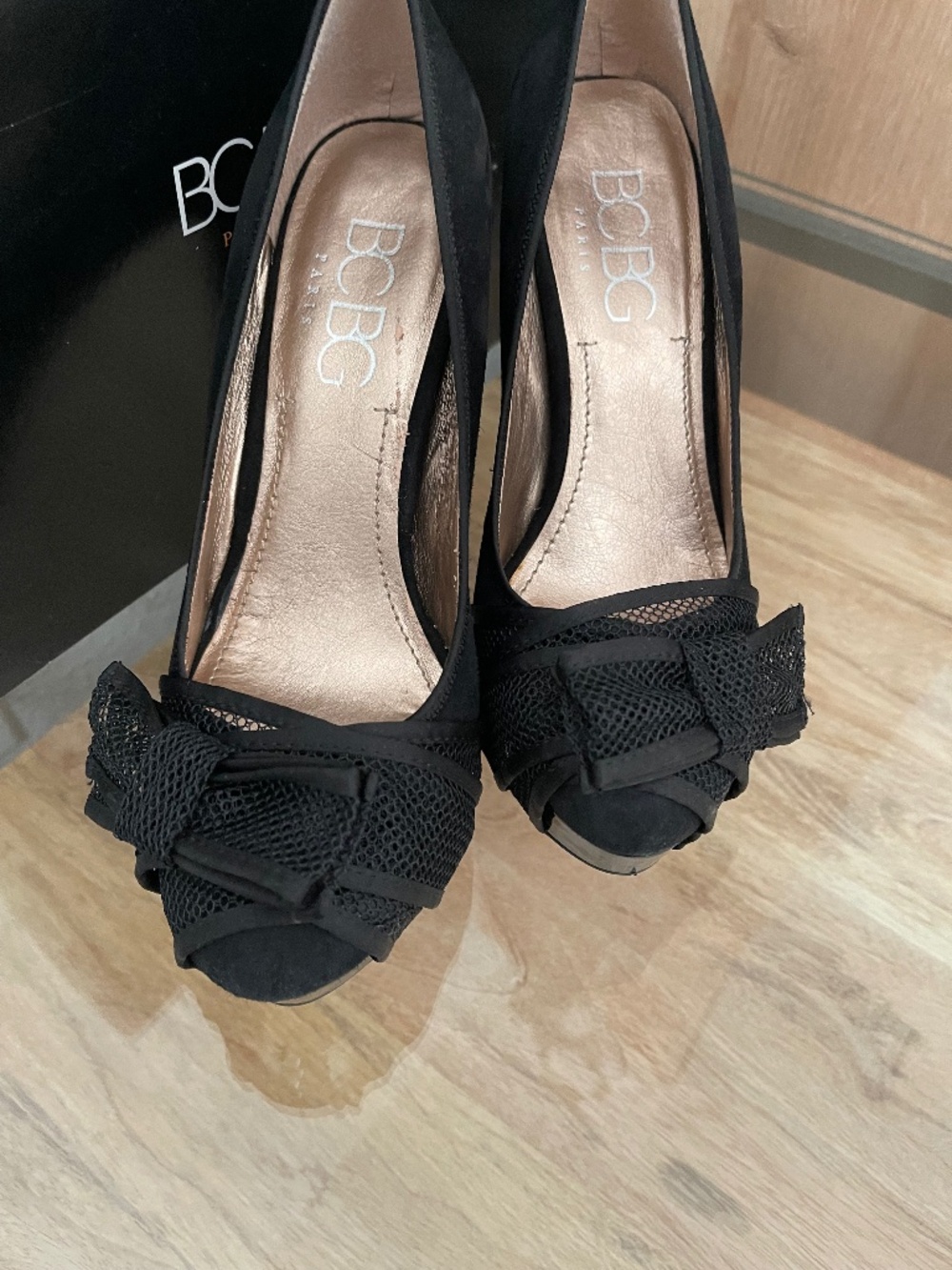 Bcbg suede pumps with bow.